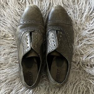 Born Distressed Gray Leather Oxfords size 6.5 (37)